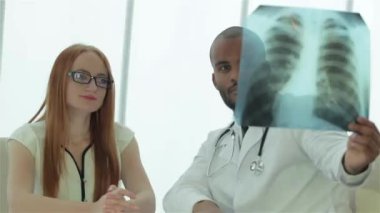 Sağlıklı akciğerler ve sigara içmenin tehlikeleri. Akciğerlerin x-ray anlık incelemesi üç emin doktor.