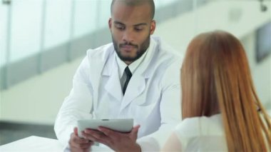 Sağlıklı akciğerler ve sigara içmenin tehlikeleri. Akciğerlerin x-ray anlık incelemesi üç emin doktor.