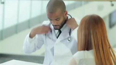 Sağlıklı akciğerler ve sigara içmenin tehlikeleri. Akciğerlerin x-ray anlık incelemesi üç emin doktor.