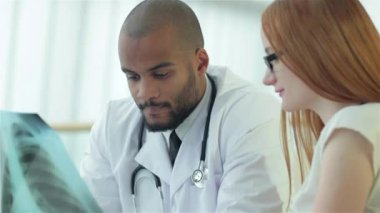 Sağlıklı akciğerler ve sigara içmenin tehlikeleri. Akciğerlerin x-ray anlık incelemesi üç emin doktor.