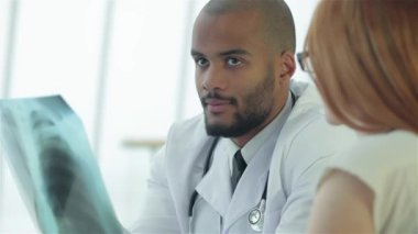 Sağlıklı akciğerler ve sigara içmenin tehlikeleri. Akciğerlerin x-ray anlık incelemesi üç emin doktor.