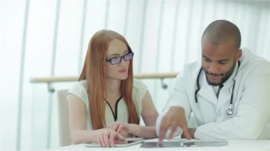 Sağlıklı akciğerler ve sigara içmenin tehlikeleri. Akciğerlerin x-ray anlık incelemesi üç emin doktor.