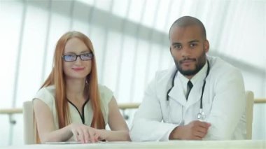 Sağlıklı akciğerler ve sigara içmenin tehlikeleri. Akciğerlerin x-ray anlık incelemesi üç emin doktor.