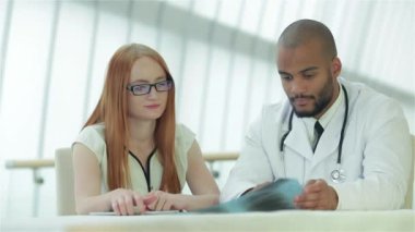 Sağlıklı akciğerler ve sigara içmenin tehlikeleri. Akciğerlerin x-ray anlık incelemesi üç emin doktor.