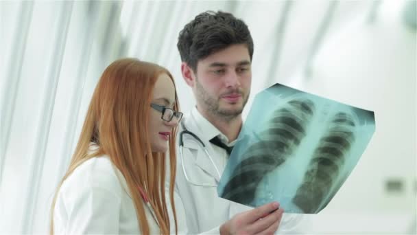 健康な肺と喫煙の危険性 肺のX線スナップショットを調べる3人の自信のある医師 — ストック動画