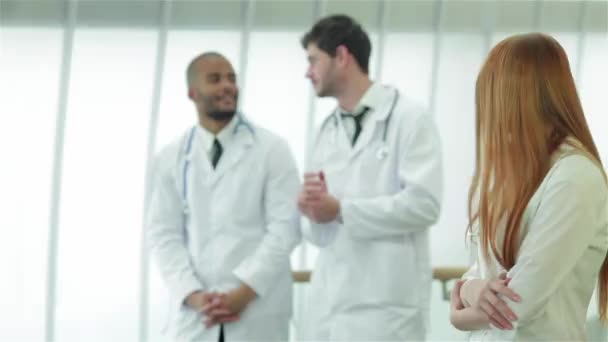 Zdravé Plíce Nebezpečí Kouření Tři Sebejistí Lékaři Zkoumáním Rentgenového Snímku — Stock video