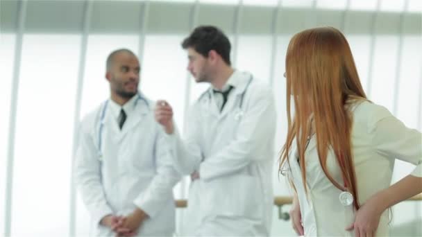 Здорові Легені Небезпека Куріння Три Впевнених Лікаря Які Вивчають Рентгенівський — стокове відео
