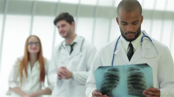 Pulmones Sanos Los Peligros Fumar Tres Médicos Confiados Examinando Radiografía — Vídeos de Stock