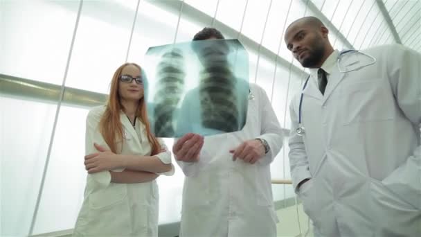 Pulmões Saudáveis Perigos Fumar Três Médicos Confiantes Examinando Raio Instantâneo — Vídeo de Stock