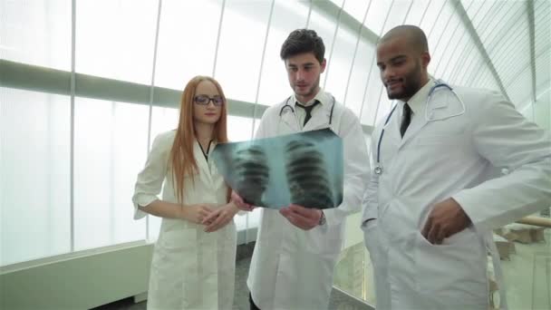 健康な肺と喫煙の危険性 肺のX線スナップショットを調べる3人の自信のある医師 — ストック動画