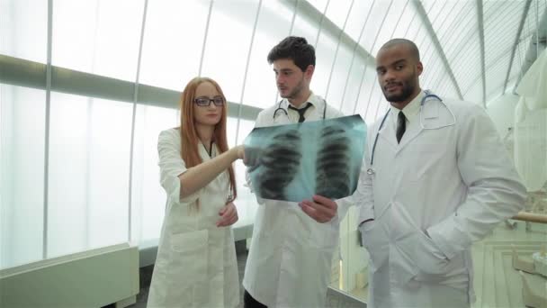 Pulmones Sanos Los Peligros Fumar Tres Médicos Confiados Examinando Radiografía — Vídeo de stock