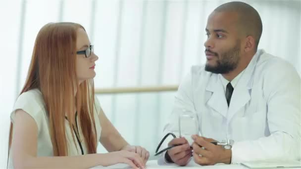 건강한 흡연의 엑스레이 스냅샷을 검사하는 3명의 자신감 — 비디오