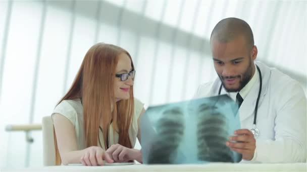 健康的肺部和吸烟的危害 三位自信的医生检查肺部X光快照 — 图库视频影像