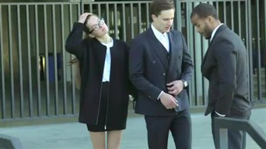 Konuksever yeni ortaklar. İş adamları resmi elbise sokakta buldum gülen grubu. İş ilişkileri.