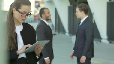 Konuksever yeni ortaklar. İş adamları resmi elbise sokakta buldum gülen grubu. İş ilişkileri.