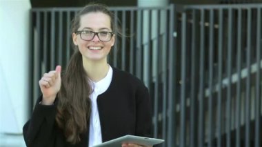 Konuksever yeni ortaklar. İş adamları resmi elbise sokakta buldum gülen grubu. İş ilişkileri.