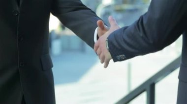 Konuksever yeni ortaklar. İş adamları resmi elbise sokakta buldum gülen grubu. İş ilişkileri.