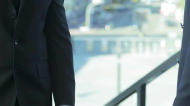 Konuksever yeni ortaklar. İş adamları resmi elbise sokakta buldum gülen grubu. İş ilişkileri.