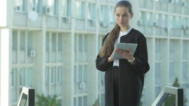 Konuksever yeni ortaklar. İş adamları resmi elbise sokakta buldum gülen grubu. İş ilişkileri.