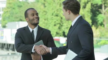 Konuksever yeni ortaklar. İş adamları resmi elbise sokakta buldum gülen grubu. İş ilişkileri.