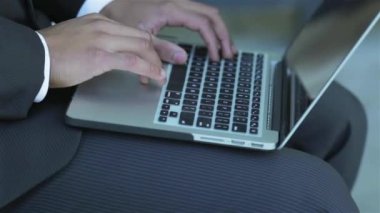 Konuksever yeni ortaklar. İş adamları resmi elbise sokakta buldum gülen grubu. İş ilişkileri.