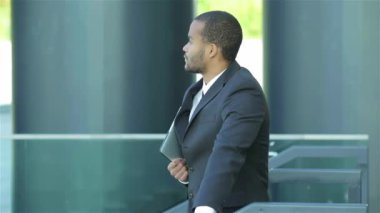 Konuksever yeni ortaklar. İş adamları resmi elbise sokakta buldum gülen grubu. İş ilişkileri.