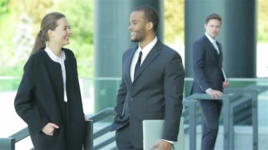 Konuksever yeni ortaklar. İş adamları resmi elbise sokakta buldum gülen grubu. İş ilişkileri.