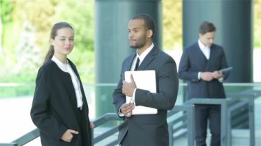 Konuksever yeni ortaklar. İş adamları resmi elbise sokakta buldum gülen grubu. İş ilişkileri.