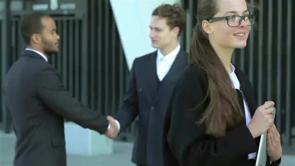 Neue Partner Willkommen Heißen Gruppe Lächelnder Geschäftsleute Formeller Kleidung Die — Stockvideo
