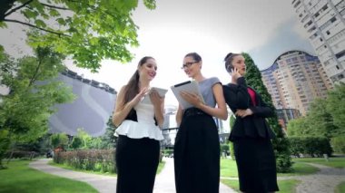 Ortak iş iletişimi. Genç çekici iş kadını ofis dışında duruyor.