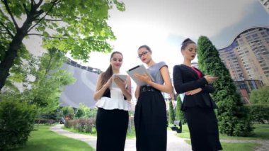 Ortak iş iletişimi. Genç çekici iş kadını ofis dışında duruyor.