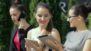 Ortak iş iletişimi. Genç çekici iş kadını ofis dışında duruyor.