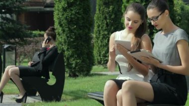 Ortak iş iletişimi. Genç çekici iş kadını ofis dışında duruyor.