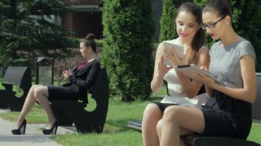 Ortak iş iletişimi. Genç çekici iş kadını ofis dışında duruyor.