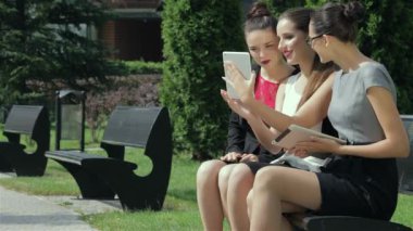 Ortak iş iletişimi. Genç çekici iş kadını ofis dışında duruyor.