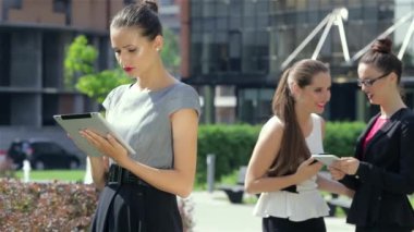 Ortak iş iletişimi. Genç çekici iş kadını ofis dışında duruyor.