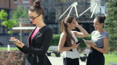 Ortak iş iletişimi. Genç çekici iş kadını ofis dışında duruyor.