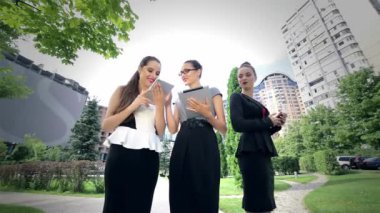 Ortak iş iletişimi. Genç çekici iş kadını ofis dışında duruyor.