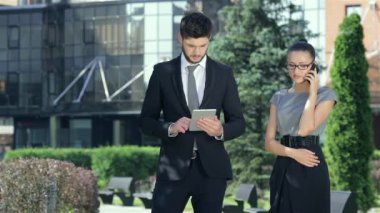 Ortak iş iletişimi. Kendine güvenen işadamı ve başarılı bir iş kadını.