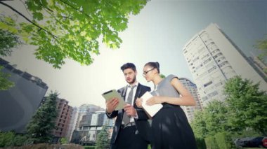 Ortak iş iletişimi. Kendine güvenen işadamı ve başarılı bir iş kadını.