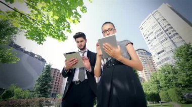 Ortak iş iletişimi. Kendine güvenen işadamı ve başarılı bir iş kadını.