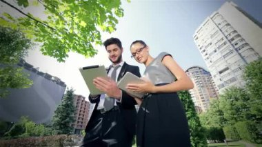 Ortak iş iletişimi. Kendine güvenen işadamı ve başarılı bir iş kadını.