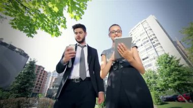 Ortak iş iletişimi. Kendine güvenen işadamı ve başarılı bir iş kadını.