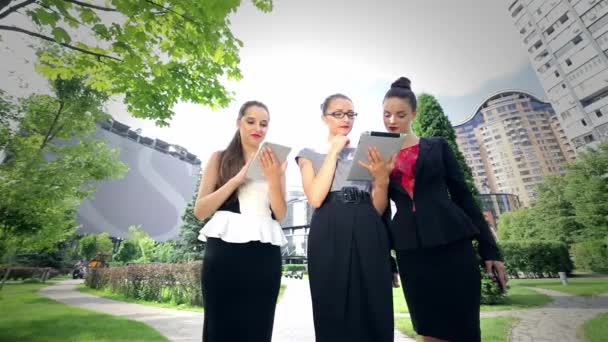 Ortak Iletişimi Genç Çekici Kadını Ofis Dışında Duruyor — Stok video