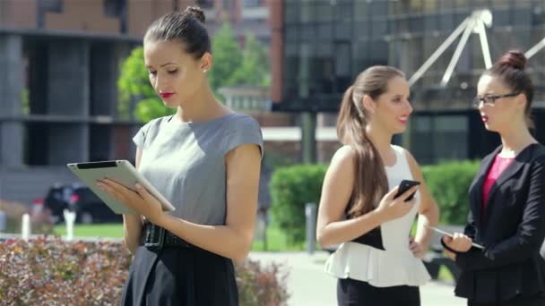 Gemeinsame Geschäftskommunikation Junge Attraktive Geschäftsfrau Steht Vor Dem Büro — Stockvideo