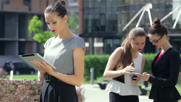 联合业务沟通 年轻迷人的女商人站在办公室外 — 图库视频影像
