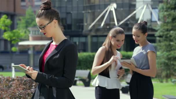 共同事業コミュニケーション 若い魅力的なビジネスウーマンがオフィスの外に立つ — ストック動画