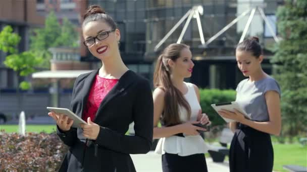 Comunicación Empresarial Conjunta Joven Atractiva Mujer Negocios Está Fuera Oficina — Vídeos de Stock