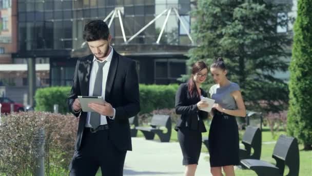 ビジネスマンの肖像画 自信と成功した男性はプレートを保持し オフィスの外に立っています — ストック動画