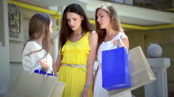 Dziewczyn Trzymając Zakupy Torby Chodzić Sklepach Uśmiechnięte Dziewczyny Zabawy Razem — Wideo stockowe